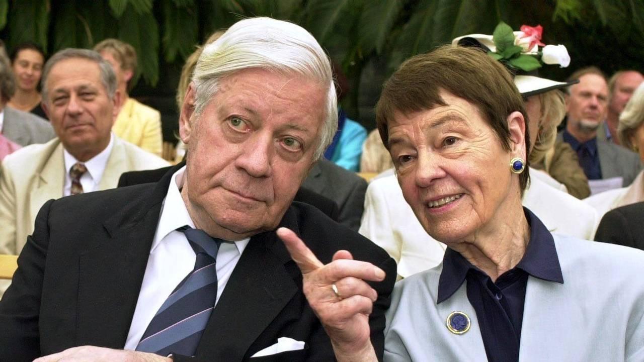 Altbundeskanzler Helmut Schmidt und seine Frau Loki unterhalten sich.