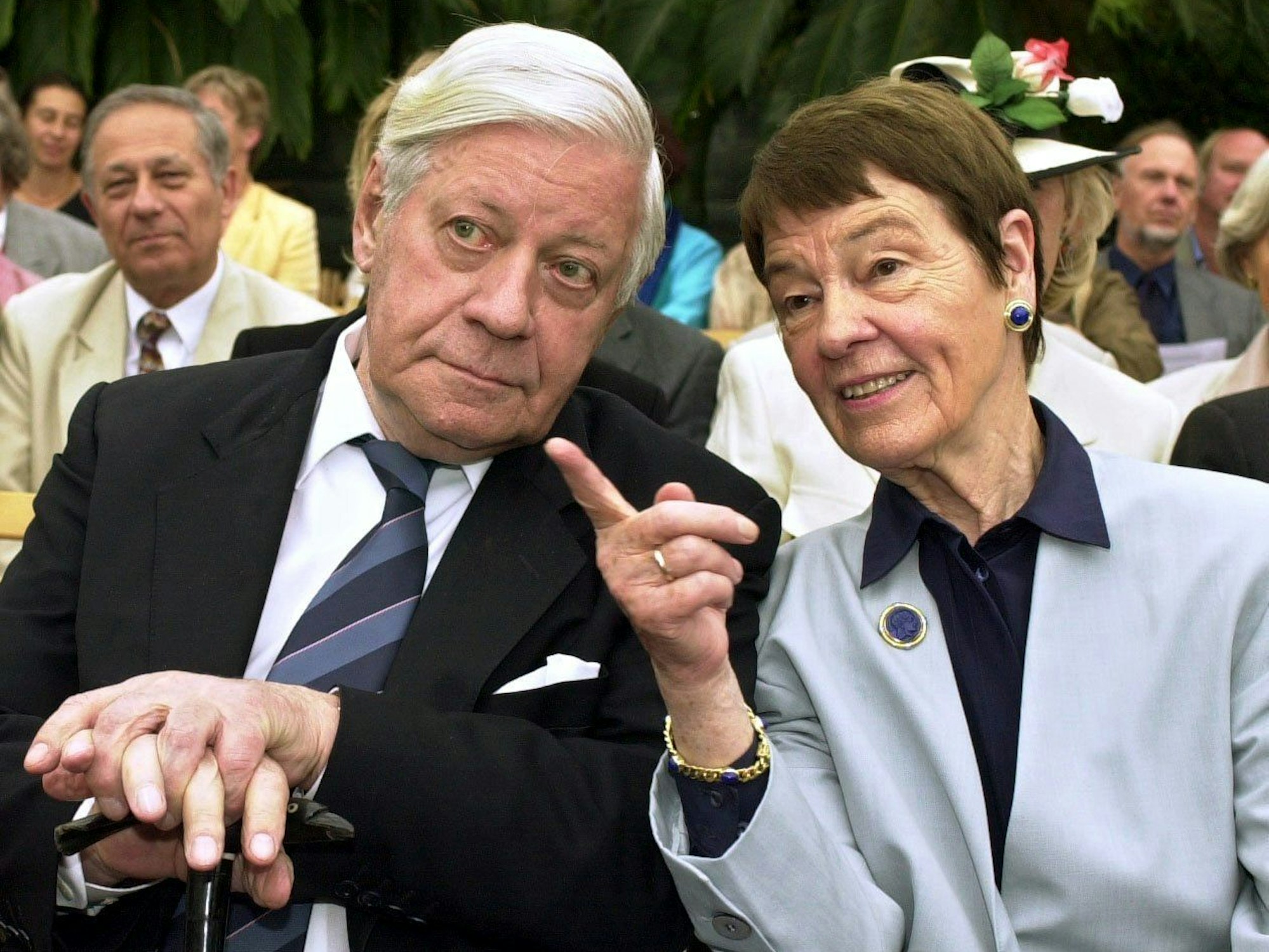 Altbundeskanzler Helmut Schmidt und seine Frau Loki unterhalten sich.