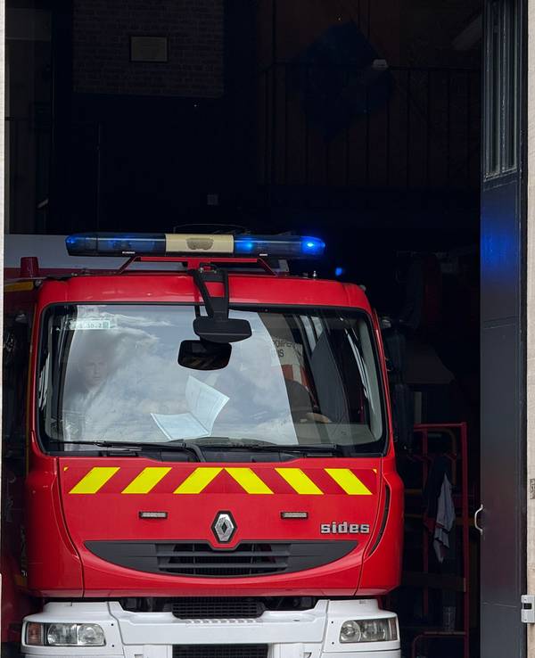 Ein französischer Feuerwehrwagen fährt mit Blaulicht aus einer Wache. Mitten während einer Geburtstagsparty ist in Paris der Boden im fünften Stockwerk eines Mehrfamilienhauses eingebrochen und 20 Gäste sind verletzt worden.
