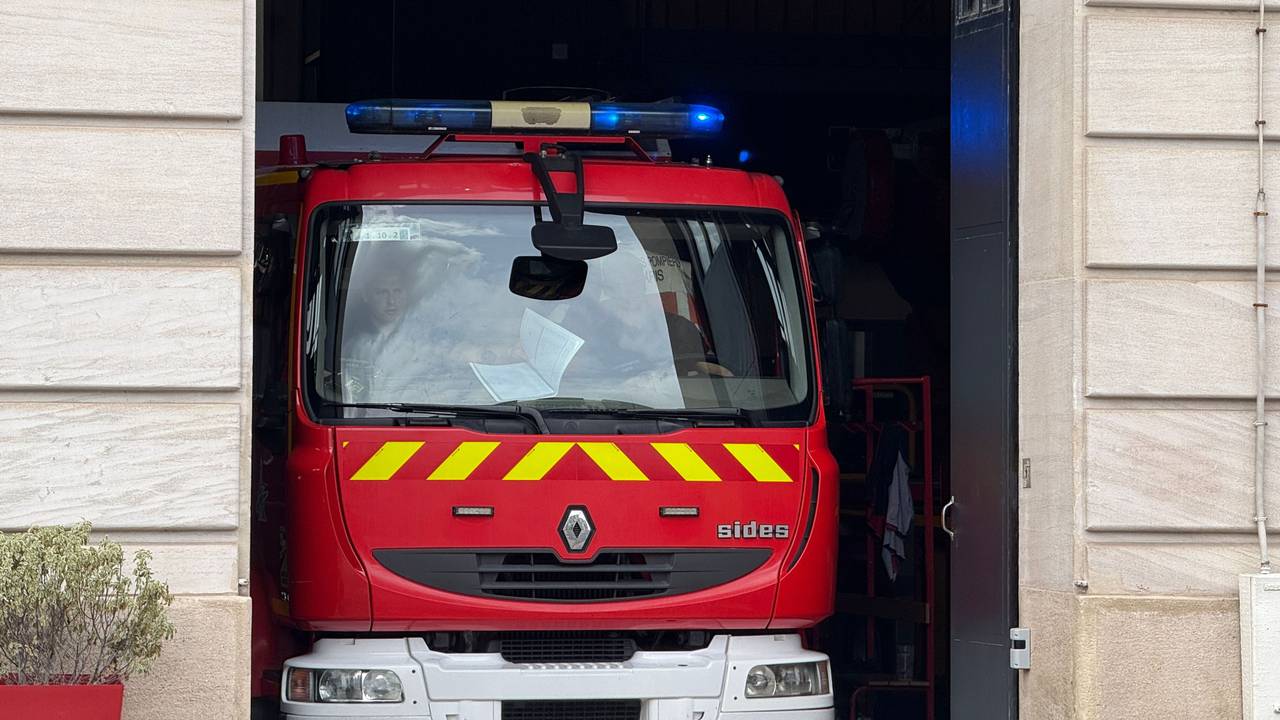 Ein französischer Feuerwehrwagen fährt mit Blaulicht aus einer Wache. Mitten während einer Geburtstagsparty ist in Paris der Boden im fünften Stockwerk eines Mehrfamilienhauses eingebrochen und 20 Gäste sind verletzt worden.