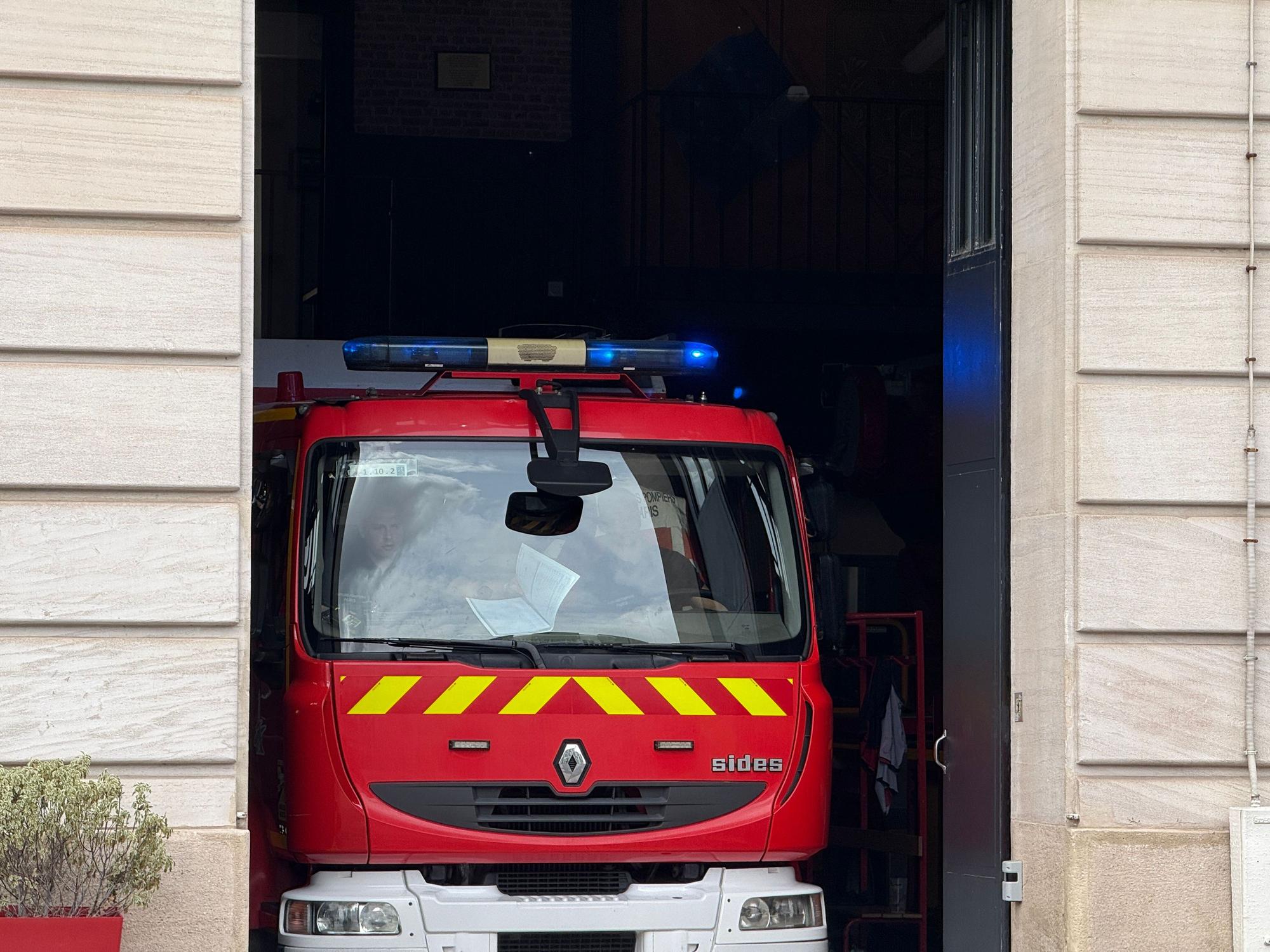 Ein französischer Feuerwehrwagen fährt mit Blaulicht aus einer Wache. Mitten während einer Geburtstagsparty ist in Paris der Boden im fünften Stockwerk eines Mehrfamilienhauses eingebrochen und 20 Gäste sind verletzt worden.