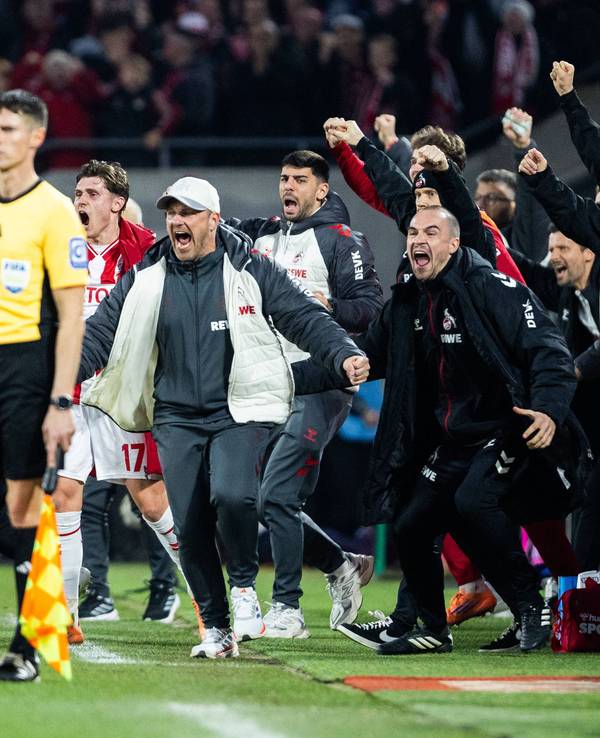 Da geht es ab: Lukas Kwasniok (1. FC Köln) jubelt am 17. Januar 2026 nach dem 2:1 gegen Mainz.
