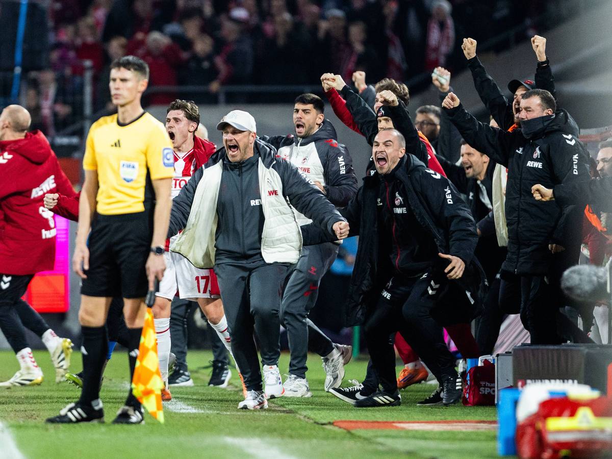 Da geht es ab: Lukas Kwasniok (1. FC Köln) jubelt am 17. Januar 2026 nach dem 2:1 gegen Mainz.