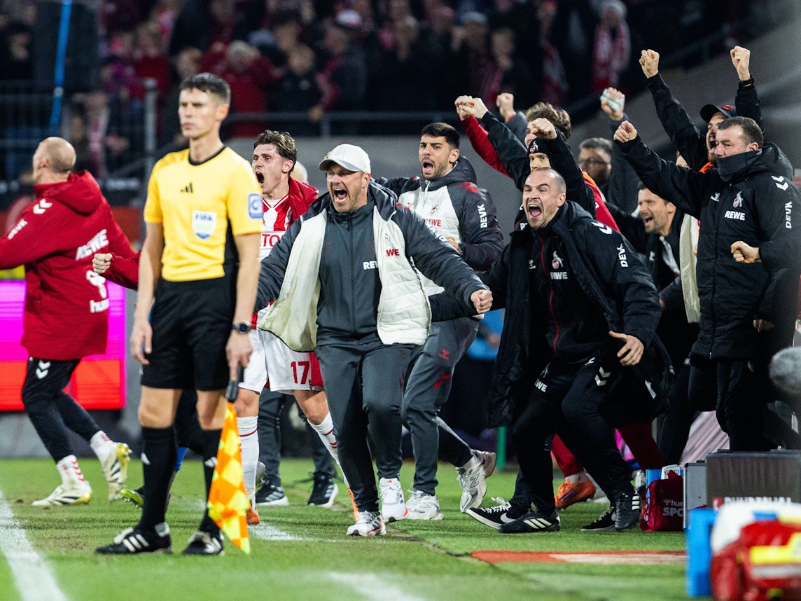 Da geht es ab: Lukas Kwasniok (1. FC Köln) jubelt am 17. Januar 2026 nach dem 2:1 gegen Mainz.