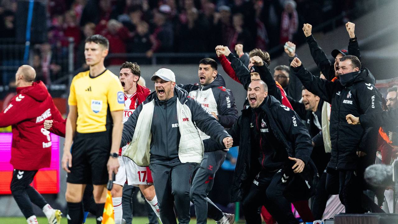 Da geht es ab: Lukas Kwasniok (1. FC Köln) jubelt am 17. Januar 2026 nach dem 2:1 gegen Mainz.