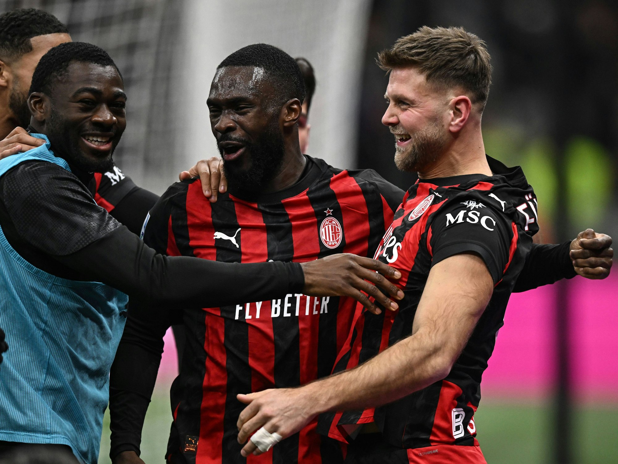 Niclas Füllkrug jubelt mit seinen Mitspielern.