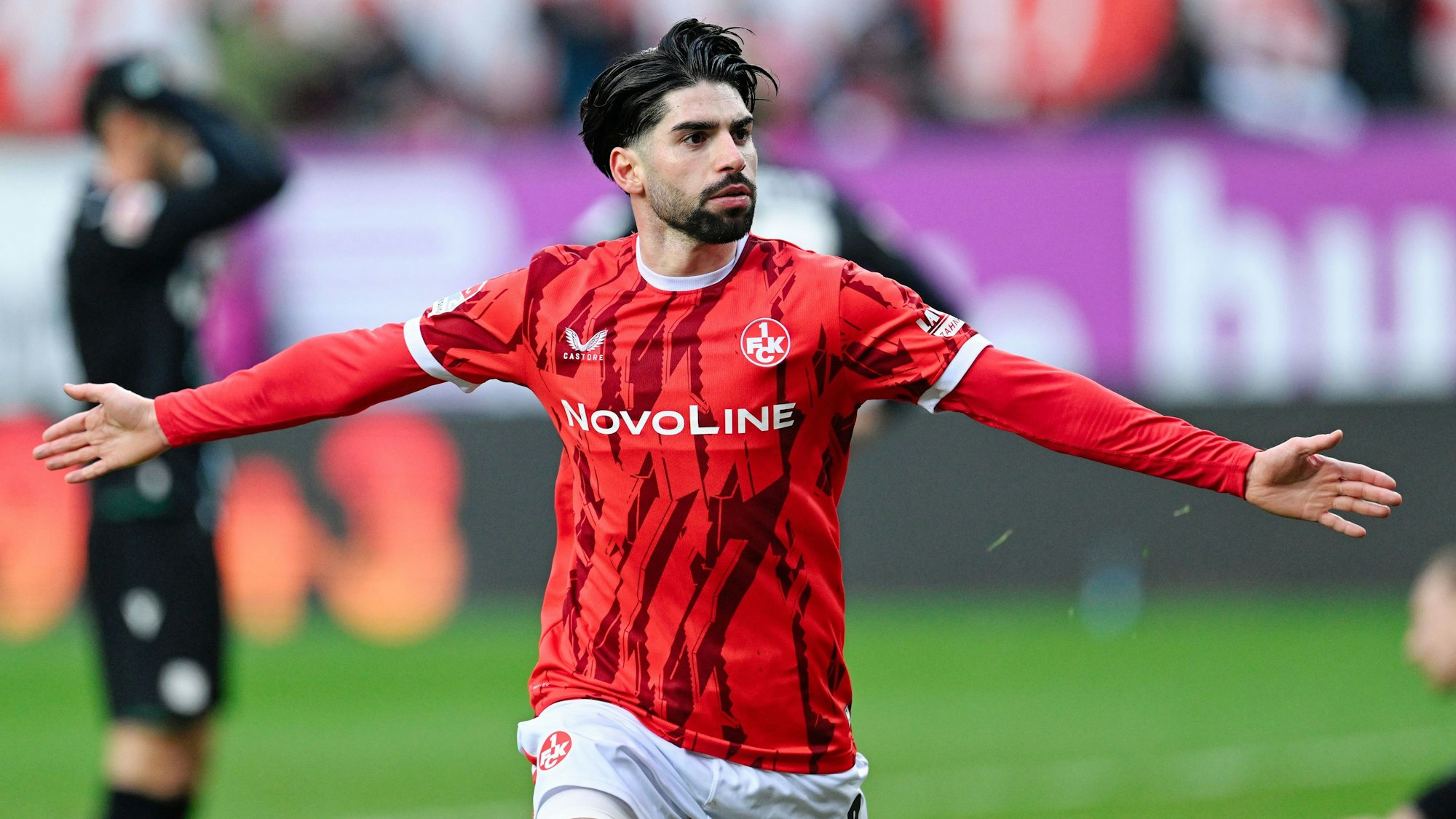 Torschütze Semih Sahin jubelt mit ausgetreckten Armen nach seinem Treffer.