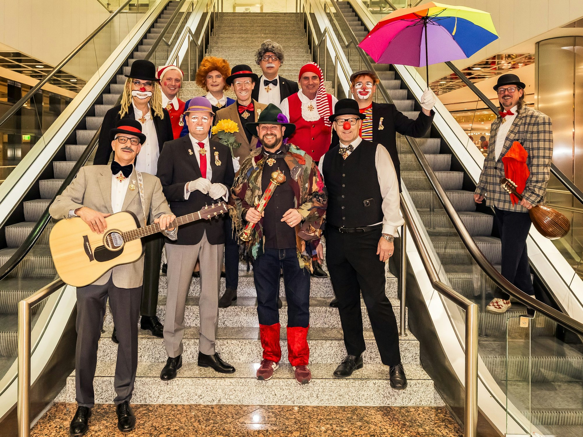 Der Elferrat der Roten Funken in Kostümen.