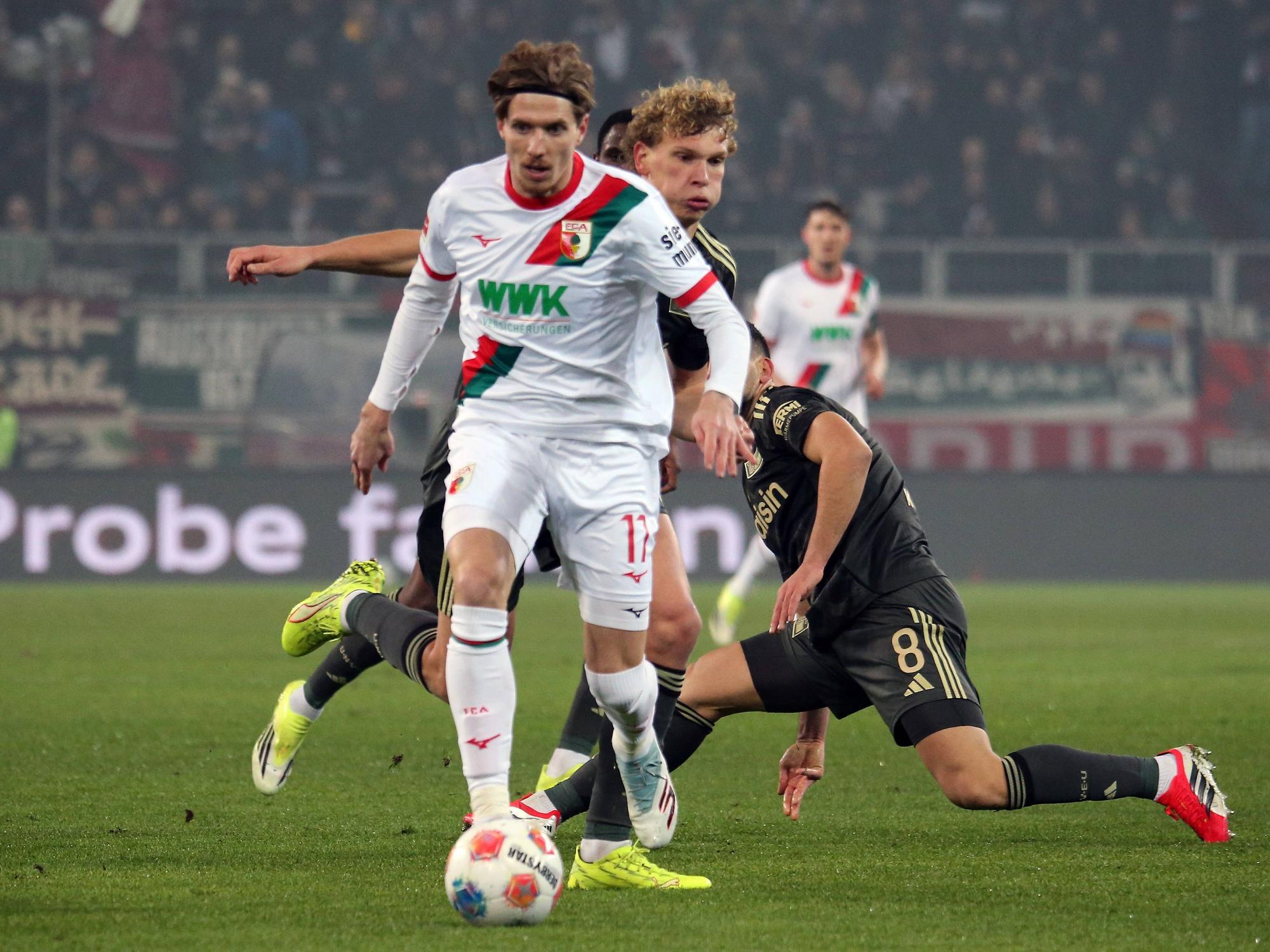 Kristijan Jakic in Aktion mit Ball.