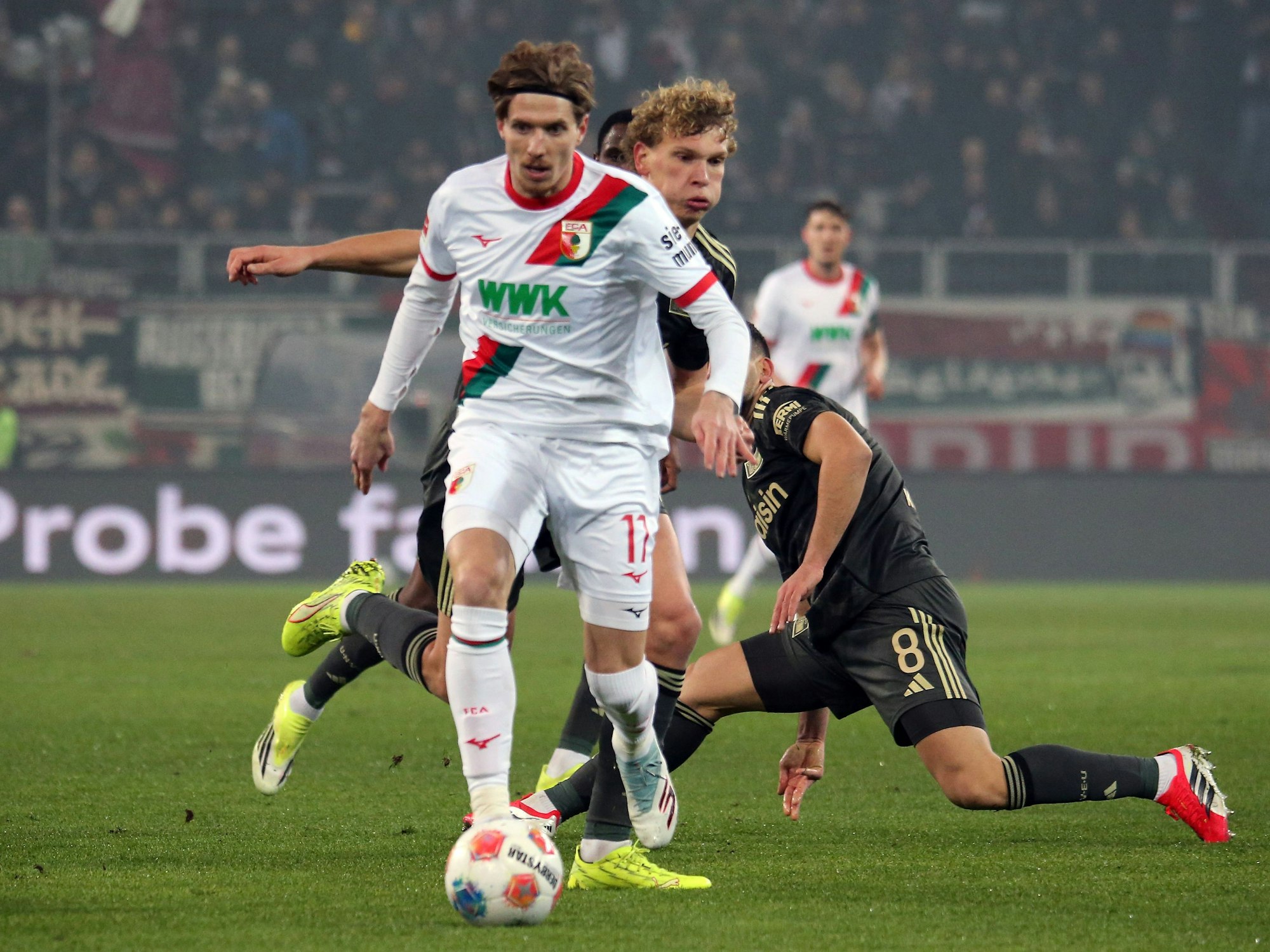 Kristijan Jakic in Aktion mit Ball.