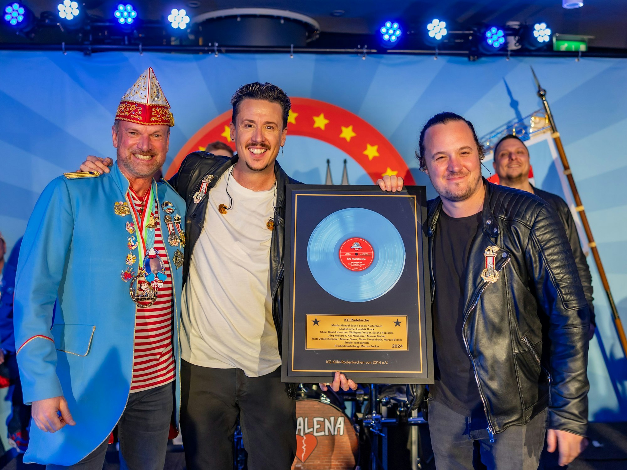 Marcus Becker überreicht Manuel Sauer und Simon Kurtenbach eine Schallplatte.