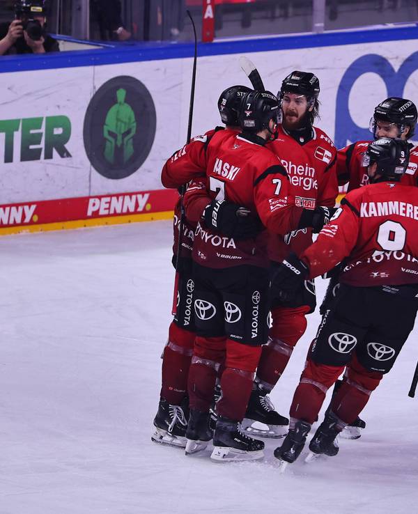 Die Spieler der Kölner Haie jubeln beim Duell gegen die Iserlohn Roosters.
