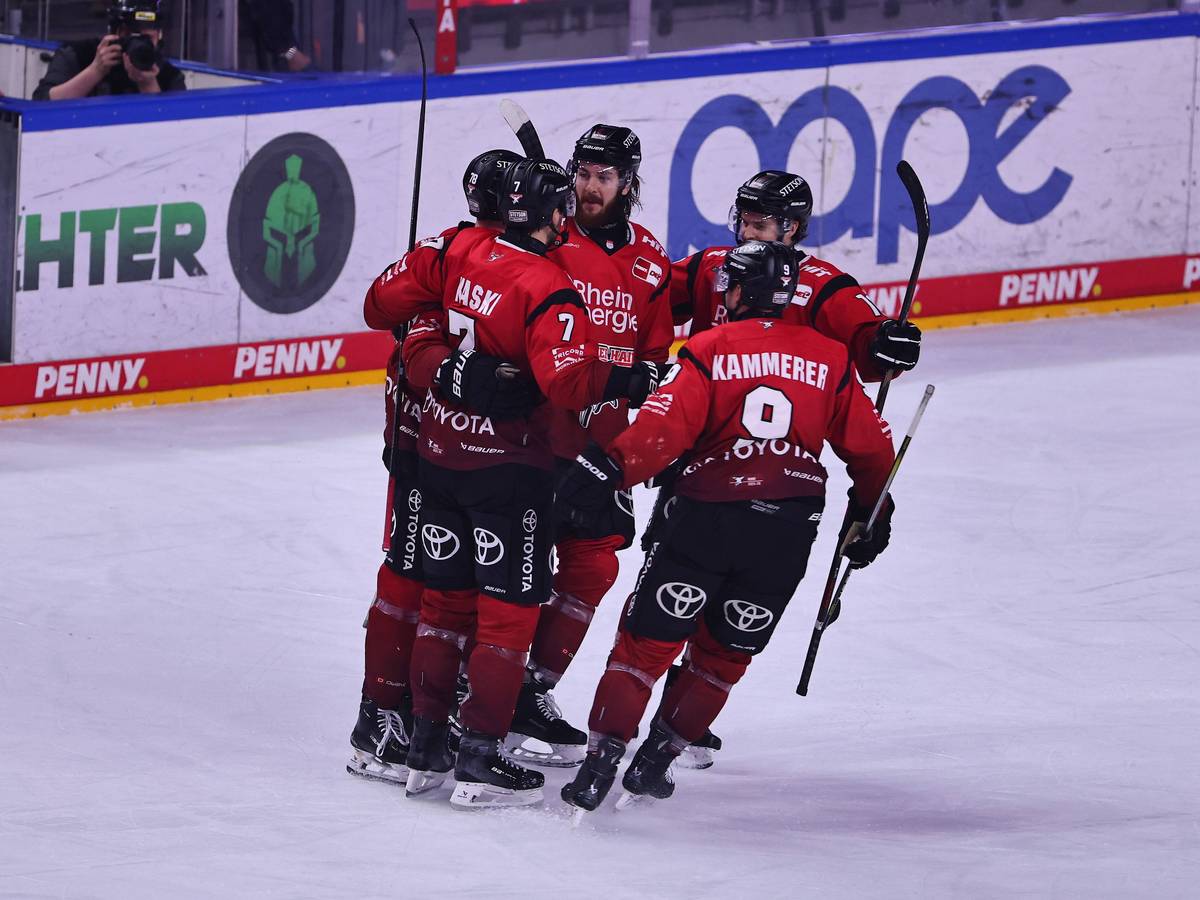 Die Spieler der Kölner Haie jubeln beim Duell gegen die Iserlohn Roosters.