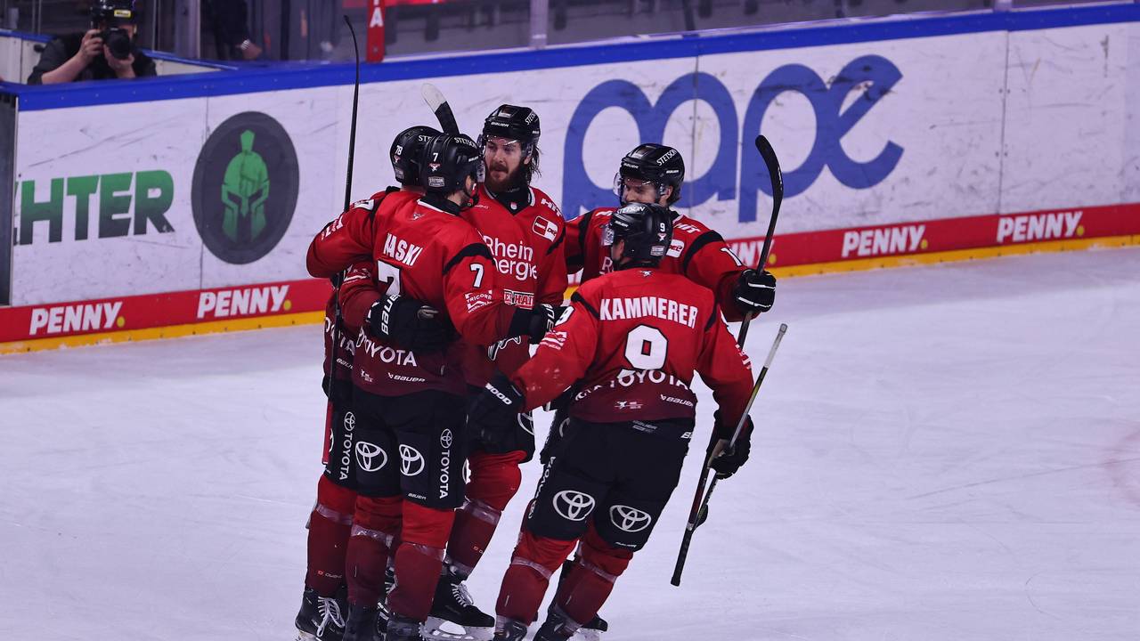 Die Spieler der Kölner Haie jubeln beim Duell gegen die Iserlohn Roosters.