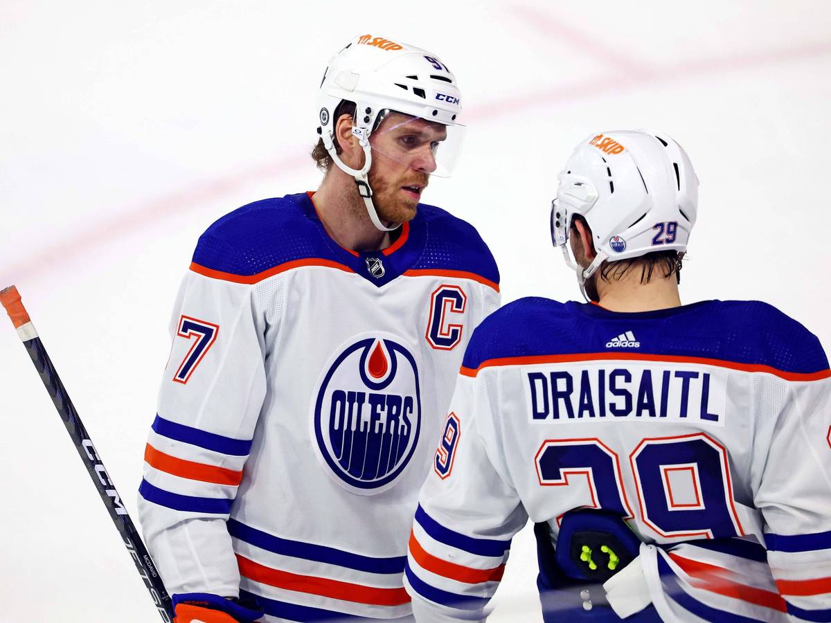 Connor McDavid spricht auf dem Eis mit Leon Draisaitl.