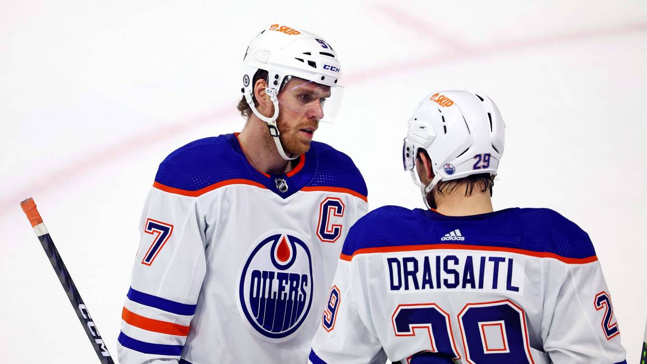 Connor McDavid spricht auf dem Eis mit Leon Draisaitl.