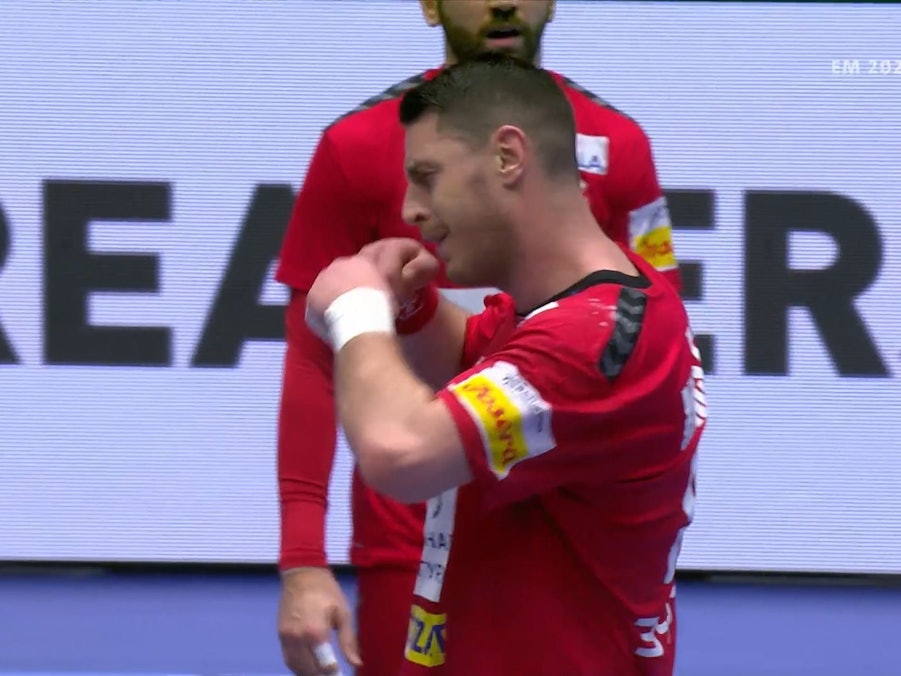 Serben-Spieler Mijajlo Marsenic macht sich über Julian Köster lustig.