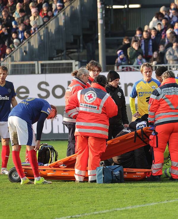 Calvin Brackelmann wird beim Spiel des SC Paderborn behandelt.