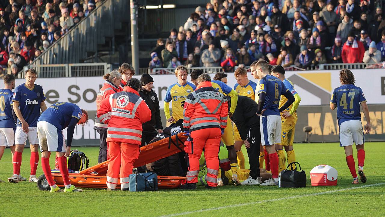 Calvin Brackelmann wird beim Spiel des SC Paderborn behandelt.