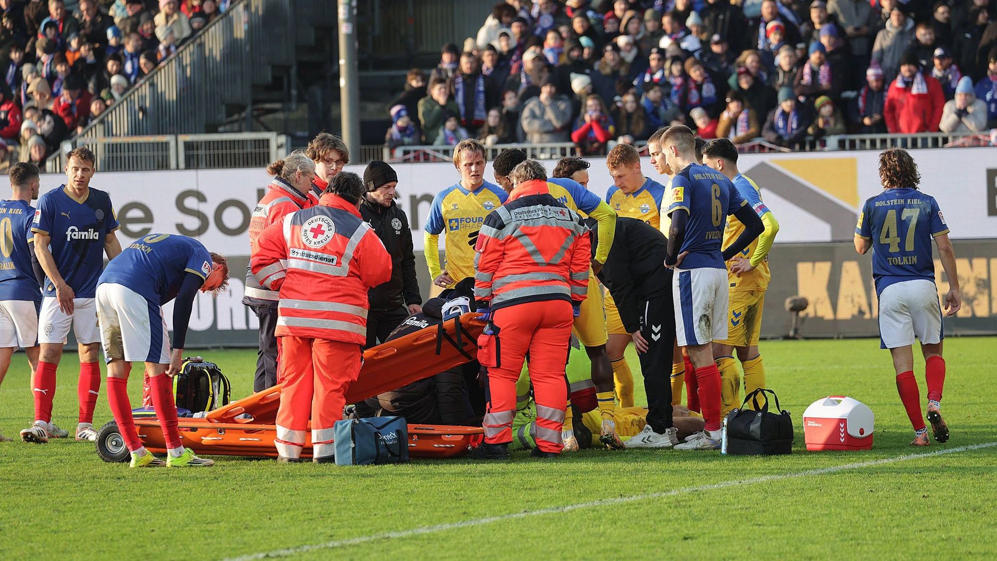 Calvin Brackelmann wird beim Spiel des SC Paderborn behandelt.
