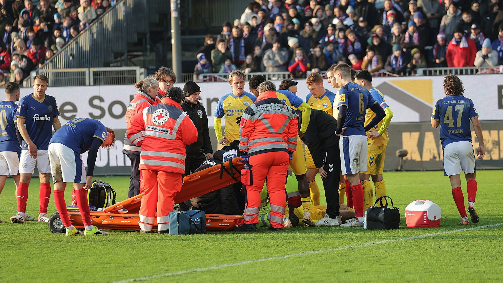 Calvin Brackelmann wird beim Spiel des SC Paderborn behandelt.