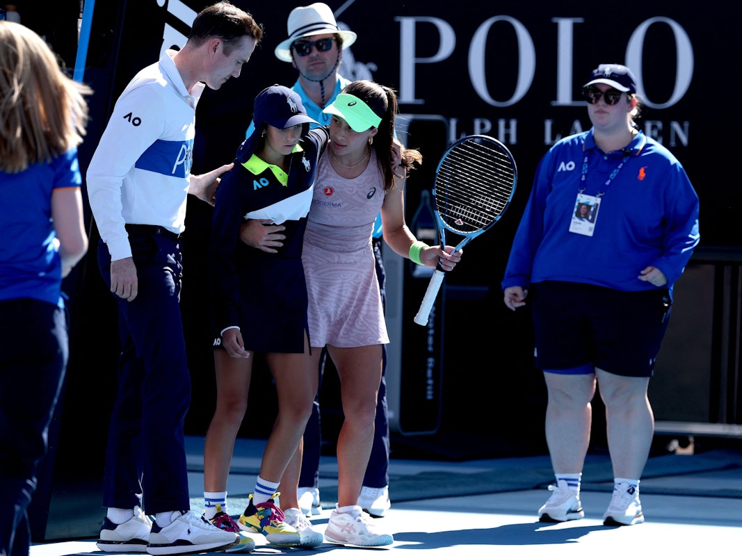 Zeynep Sönmez stützt ein Ballmädchen, das einen Schwächeanfall erlitten hat.