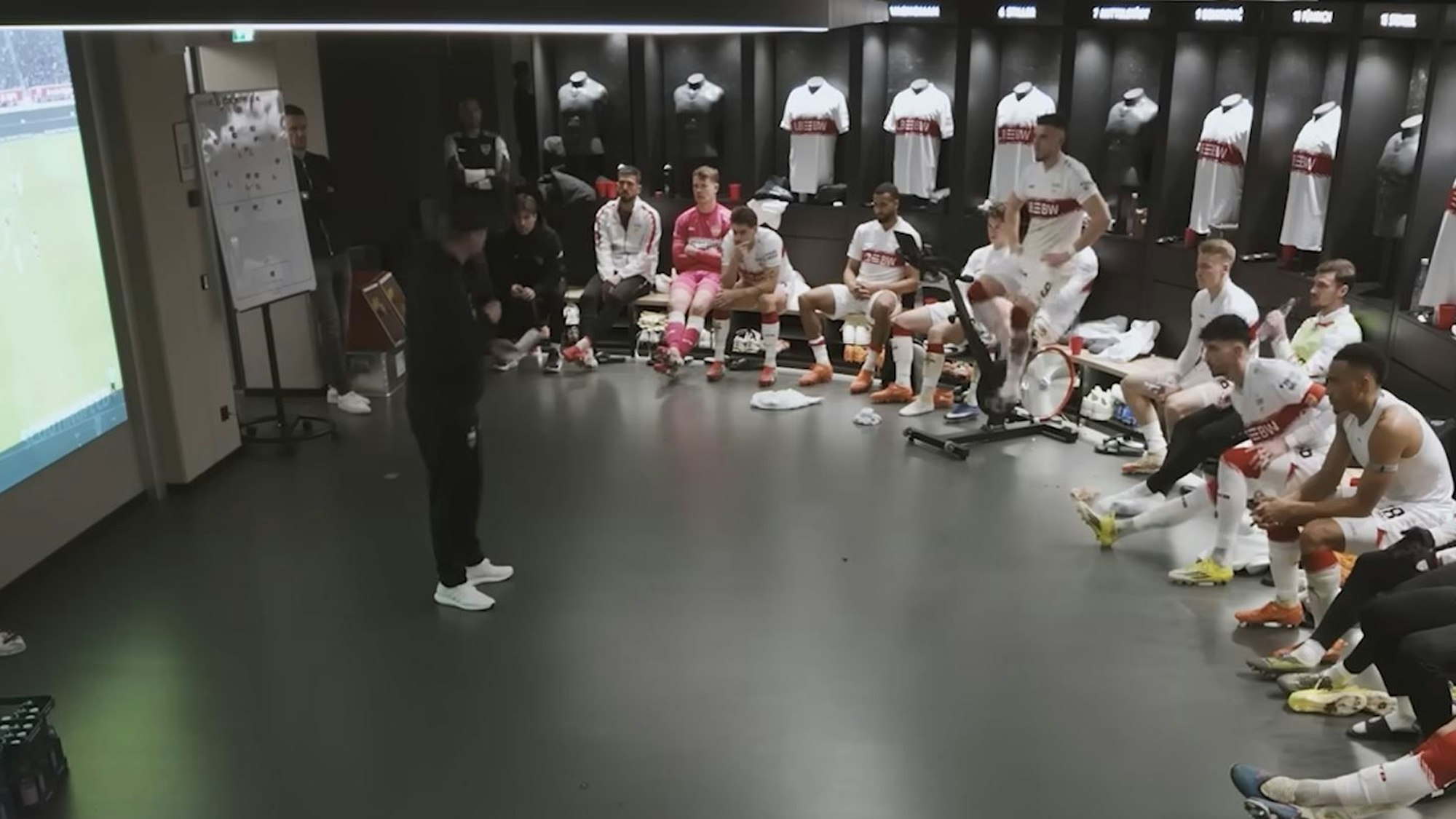 Kabinen-Ansprache von Sebastian Hoeneß beim VfB Stuttgart.