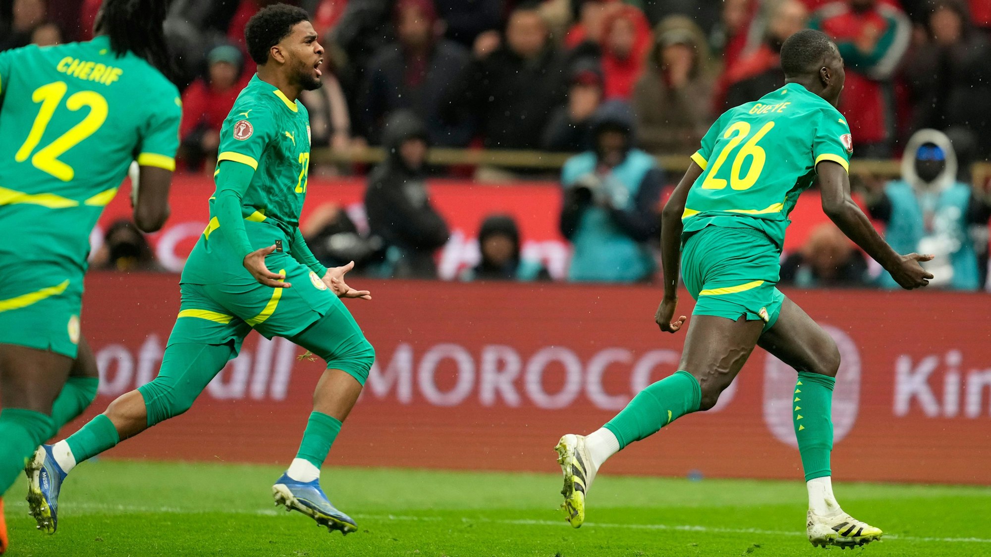 Senegals Pape Gueye jubelt nach seinem Treffer.