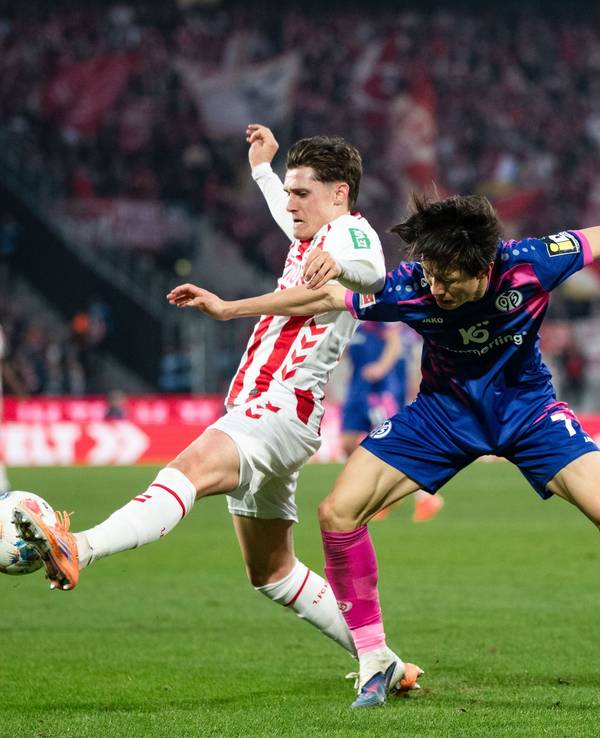 Zweikampf zwischen Alessio Castro-Montes (l, 1. FC Köln) und Jae-sung Lee (1. FSV Mainz 05).