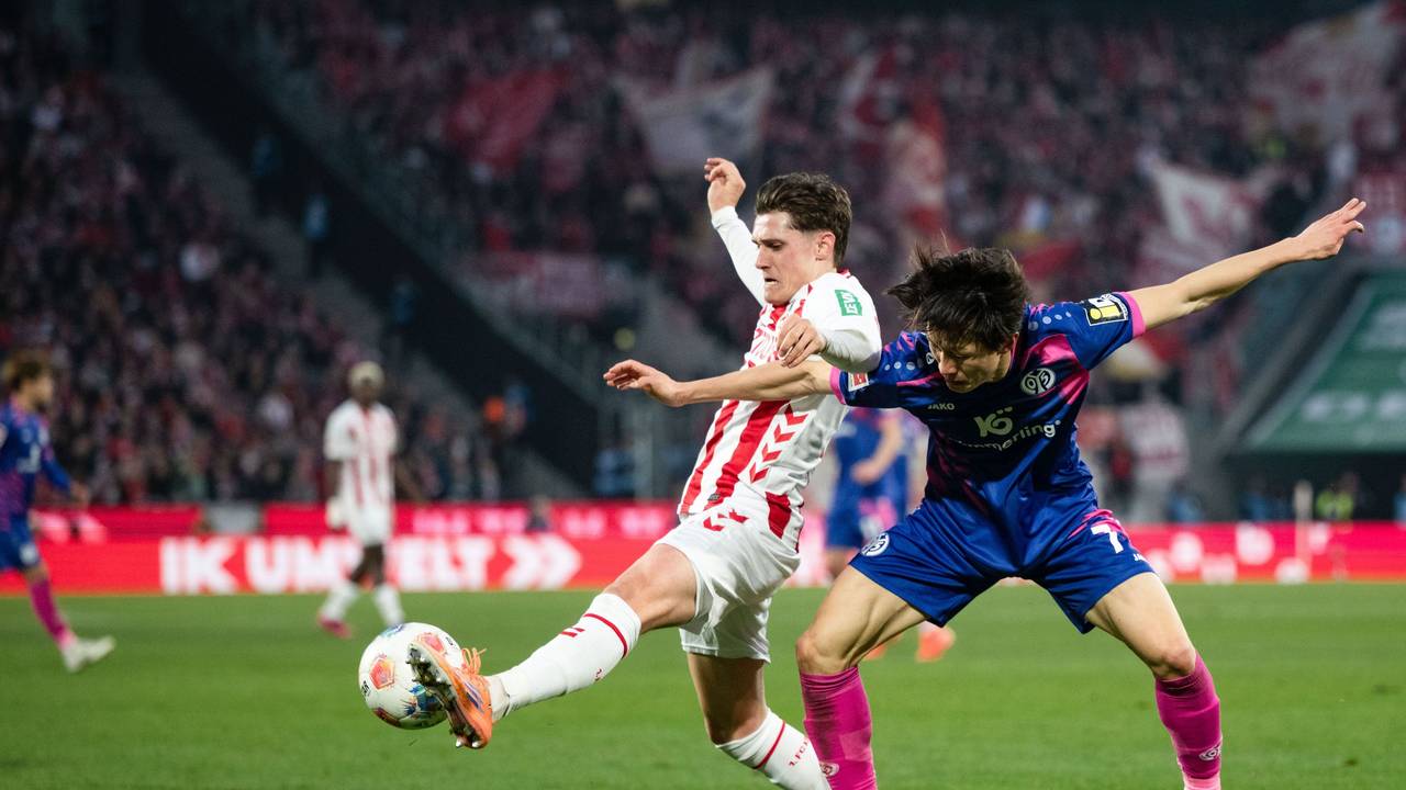 Zweikampf zwischen Alessio Castro-Montes (l, 1. FC Köln) und Jae-sung Lee (1. FSV Mainz 05).
