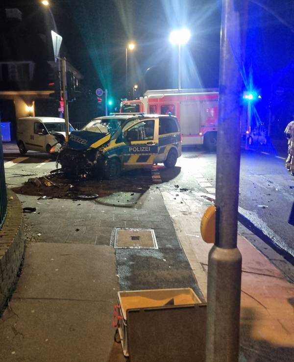 Ein Polizeiwagen kollidierte am Samstag mit zwei weiteren Pkw auf dem Bayenthalgürtel.