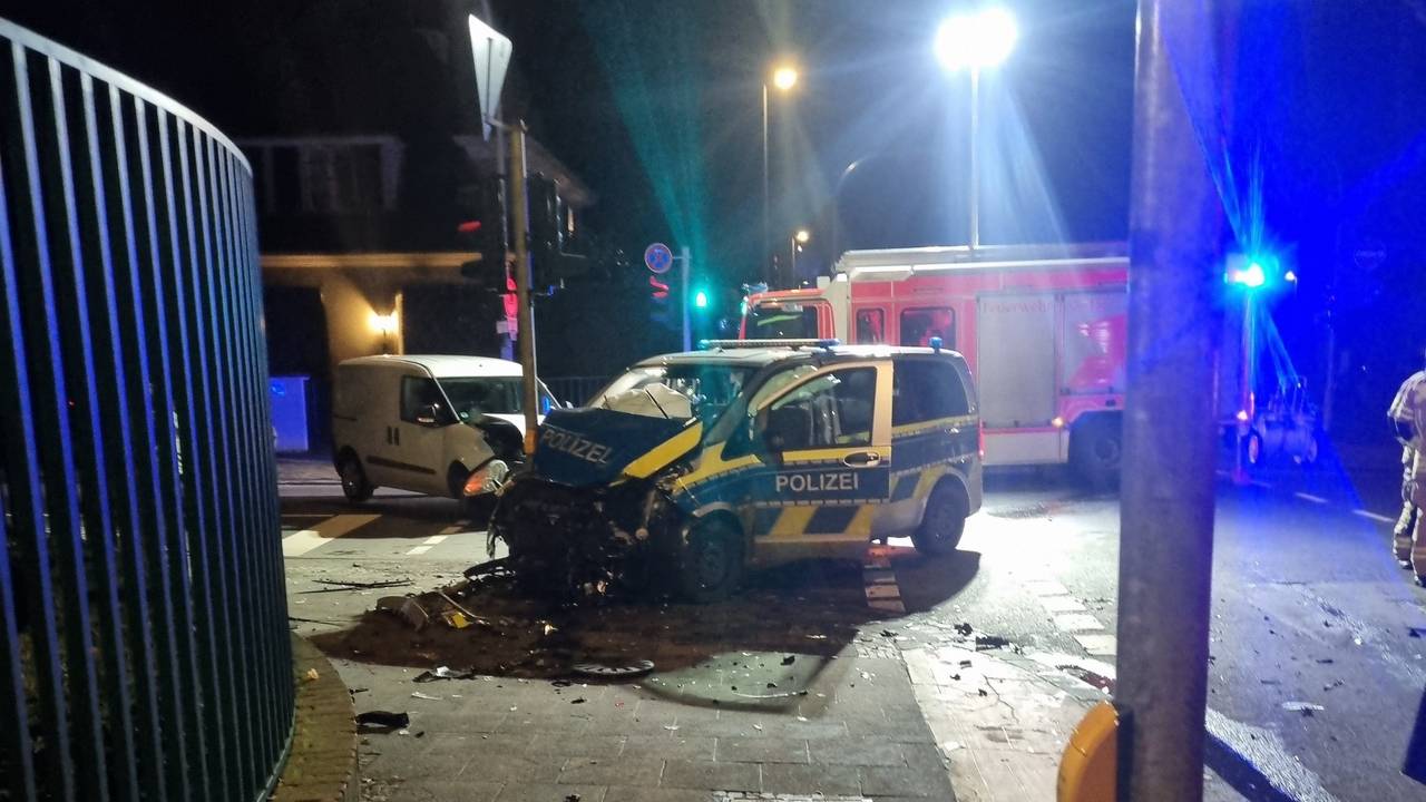 Ein Polizeiwagen kollidierte am Samstag mit zwei weiteren Pkw auf dem Bayenthalgürtel.