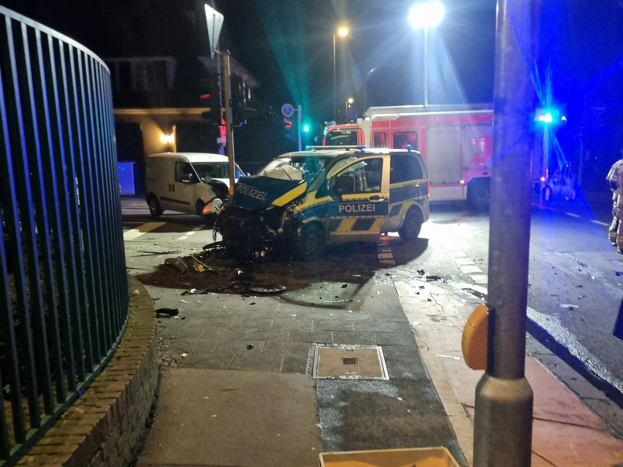 Ein Polizeiwagen kollidierte am Samstag mit zwei weiteren Pkw auf dem Bayenthalgürtel.