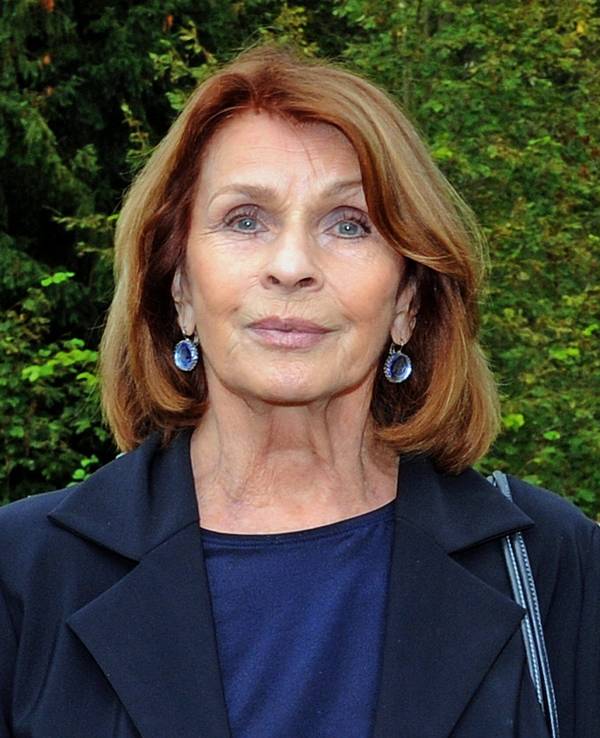 Die Schauspielerin Senta Berger lächelt.