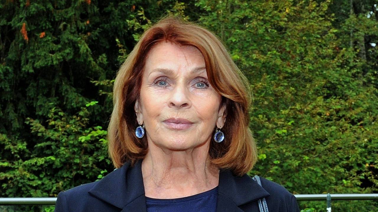 Die Schauspielerin Senta Berger lächelt.