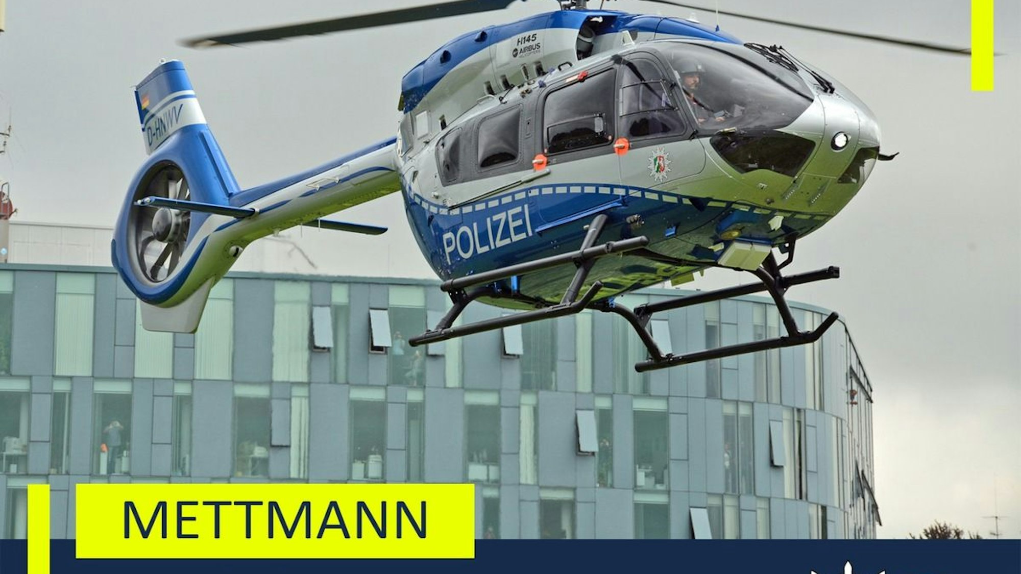 Polizeihubschrauber im Einsatz über Mettmann.