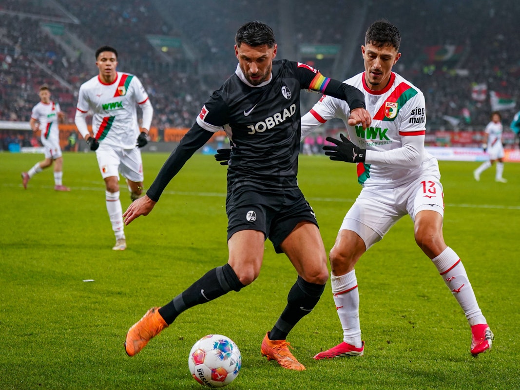 Vincenzo Grifo (l.) und Dimitris Giannoulis im Zweikampf um den Ball.