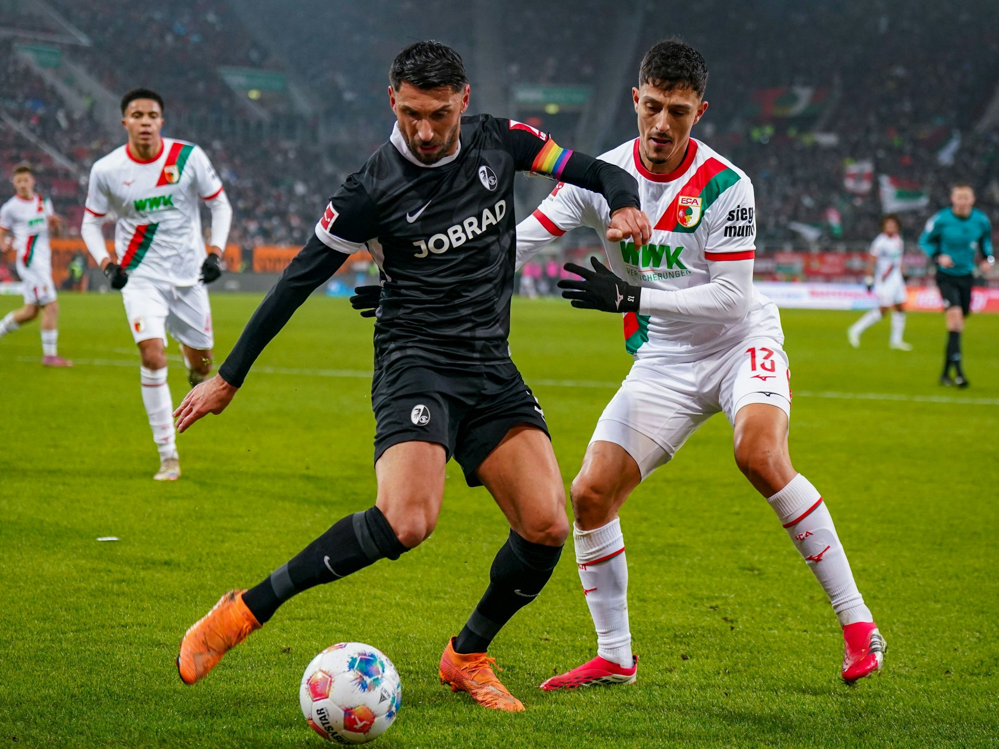 Vincenzo Grifo (l.) und Dimitris Giannoulis im Zweikampf um den Ball.