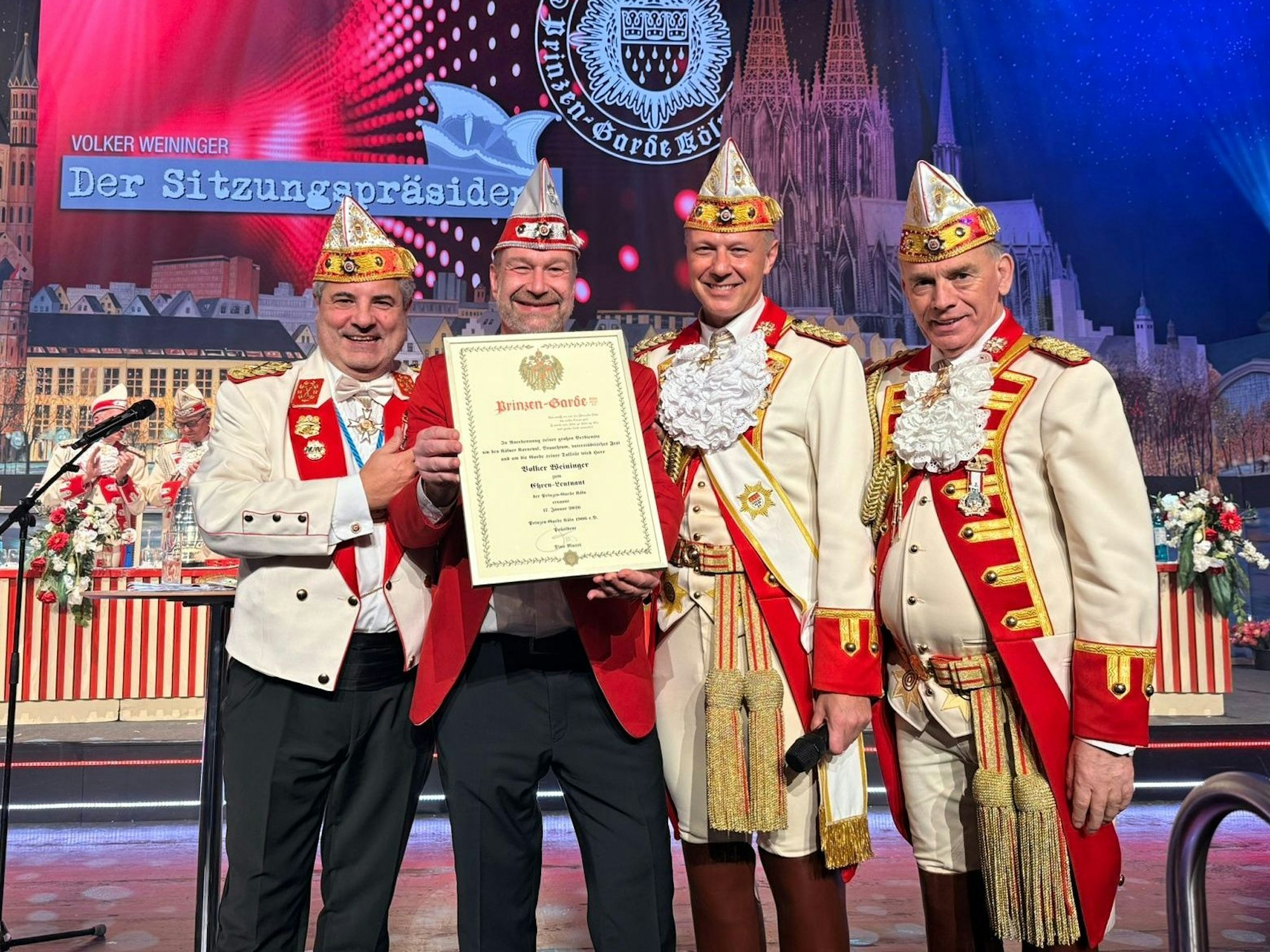 Volker Weininger erhält eine Urkunde.