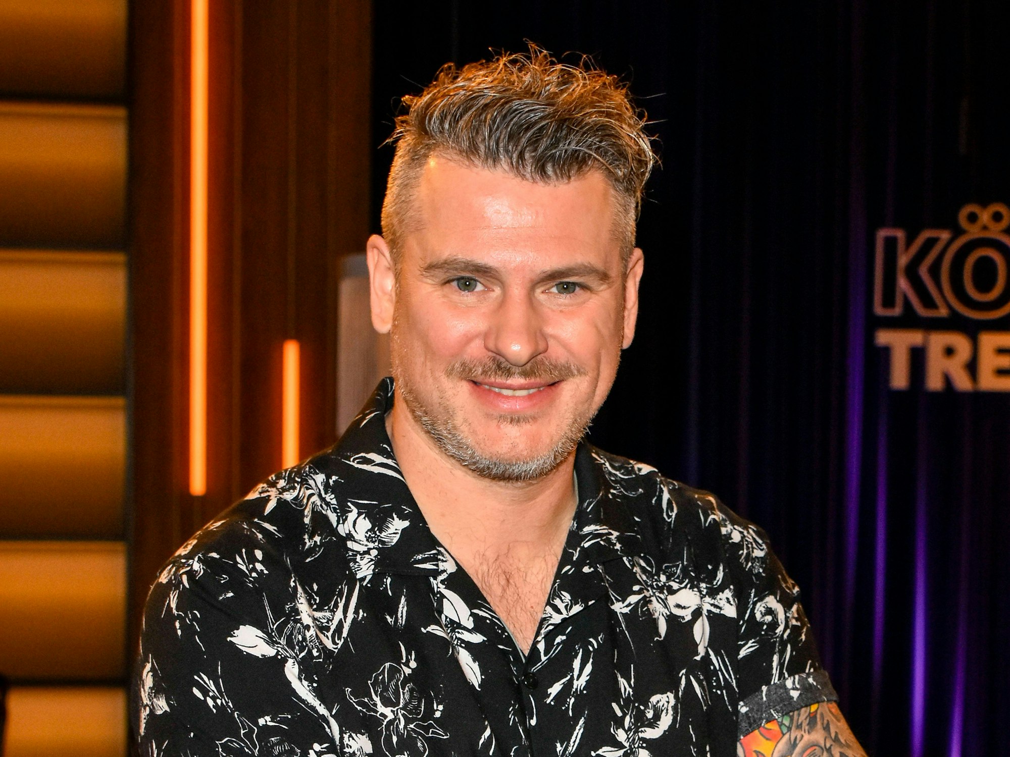 Daniel Gottschlich, Kölner Zwei-Sterne-Koch erklärt „Fine Dining“ für tot. Das Foto zeigt Gottschlich bei der Aufzeichnung der TV-Show „Kölner Treff“ im Mai 2025.