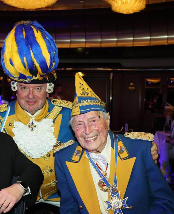 Kölns Oberbürgermeister Torsten Burmester (l.) und Bürgergarde-Präsident Markus Wallpott freuten sich mit Ludwig Sebus.