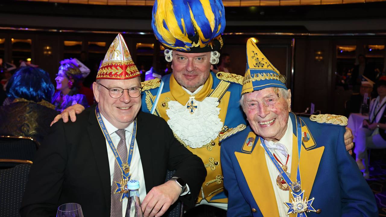Kölns Oberbürgermeister Torsten Burmester (l.) und Bürgergarde-Präsident Markus Wallpott freuten sich mit Ludwig Sebus.
