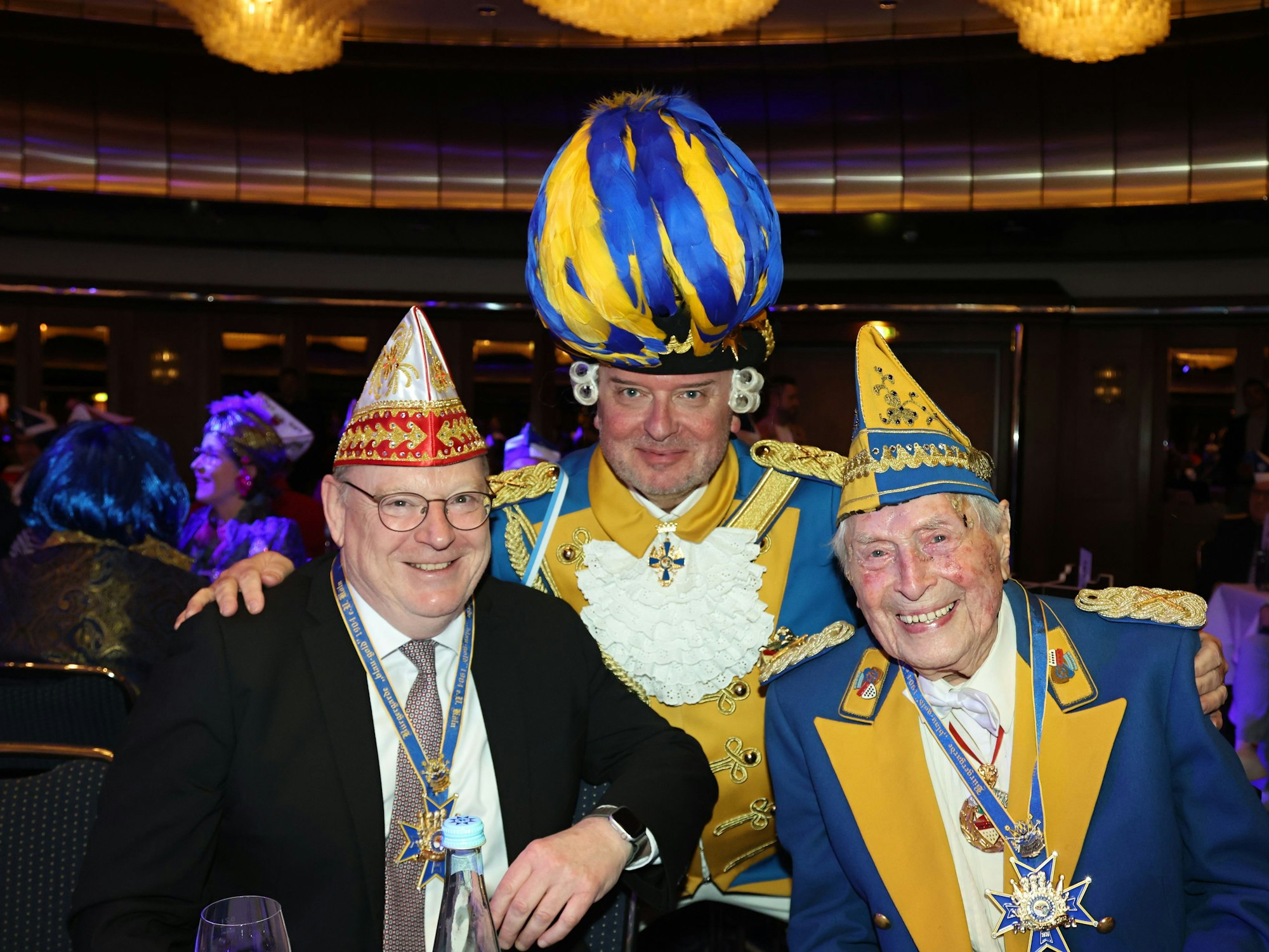 Kölns Oberbürgermeister Torsten Burmester (l.) und Bürgergarde-Präsident Markus Wallpott freuten sich mit Ludwig Sebus.