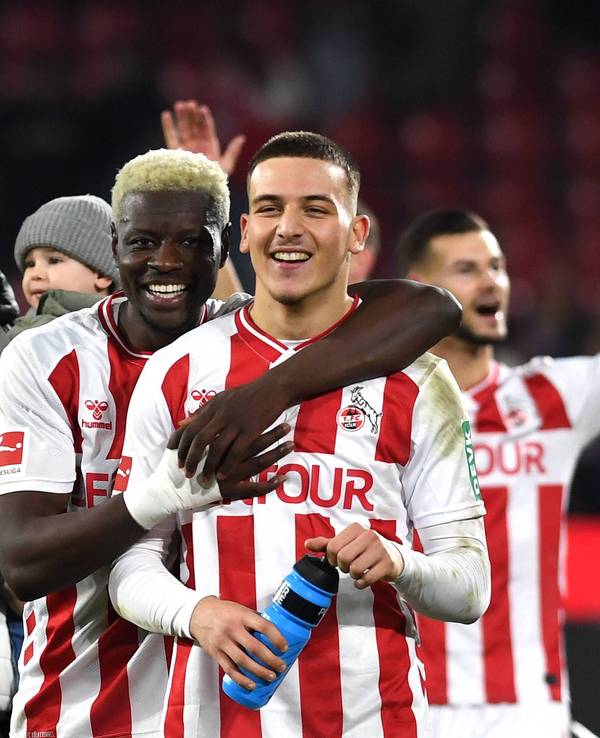 Ragnar Ache (l.) und Said El Mala feiern den wichtigen 2:1-Erfolg gegen Mainz.