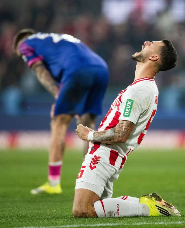 Tom Krauß (1. FC Köln) jubelt auf den Knien nach dem Sieg des 1. FC Köln gegen Mainz 05.