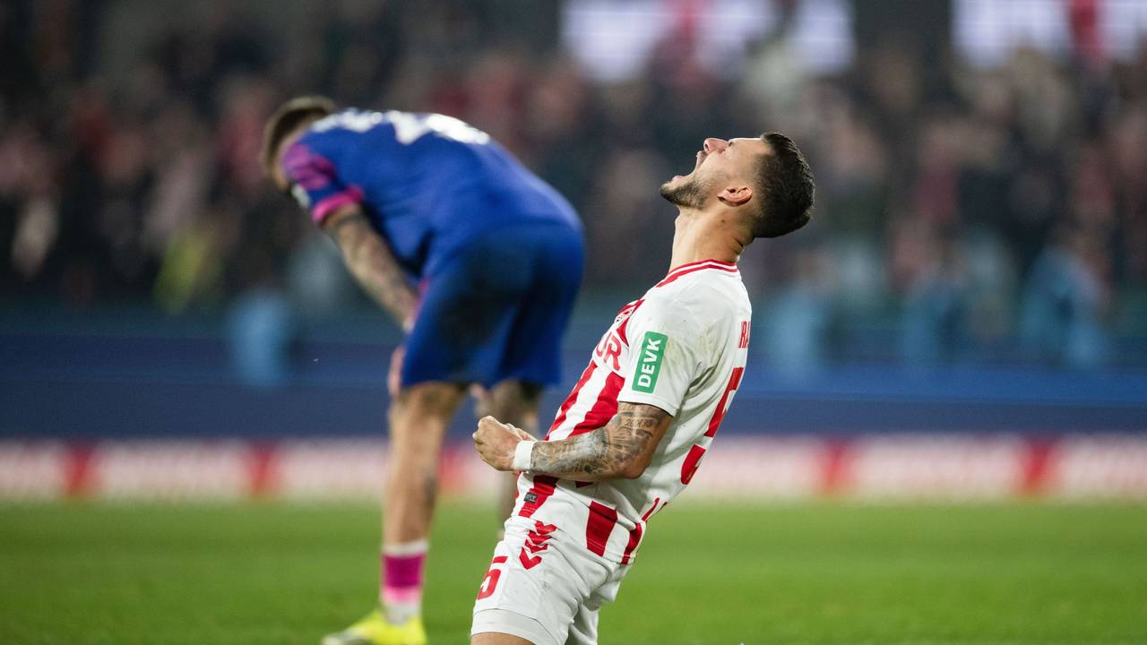 Tom Krauß (1. FC Köln) jubelt auf den Knien nach dem Sieg des 1. FC Köln gegen Mainz 05.