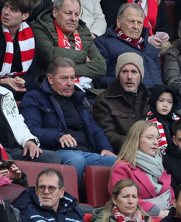 FC-Promis und Ex-Präsidenten auf der Tribüne beim Heimspiel gegen Mainz 05.
