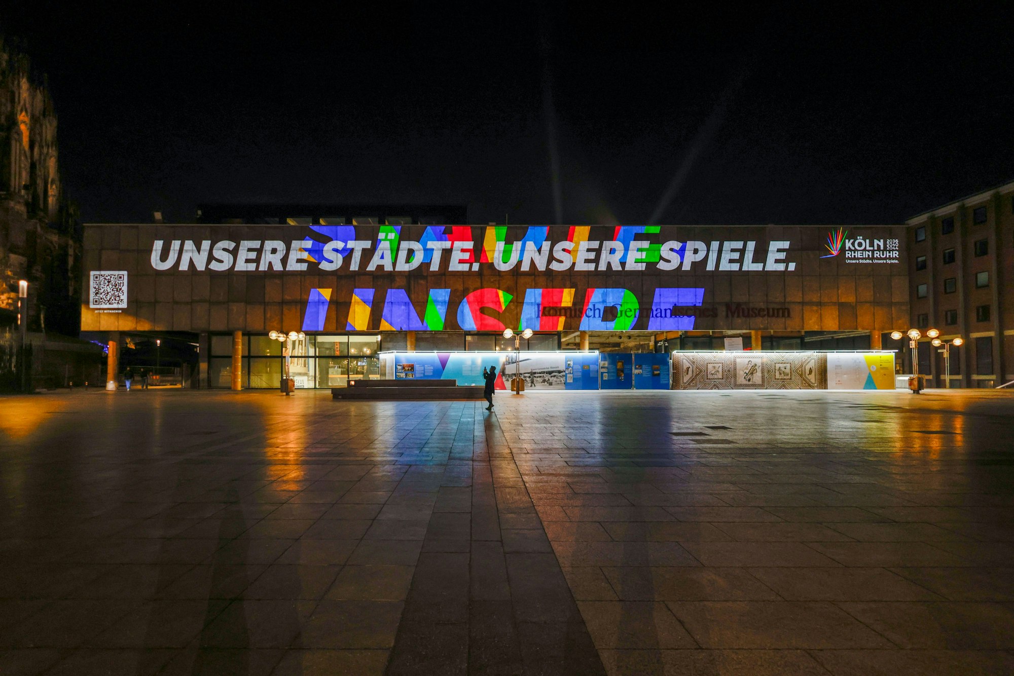 Mit einer Lichtinstallation am Römisch-Germanischen-Museum wirbt die Landesregierung für ihre Olympia-Kampagne.