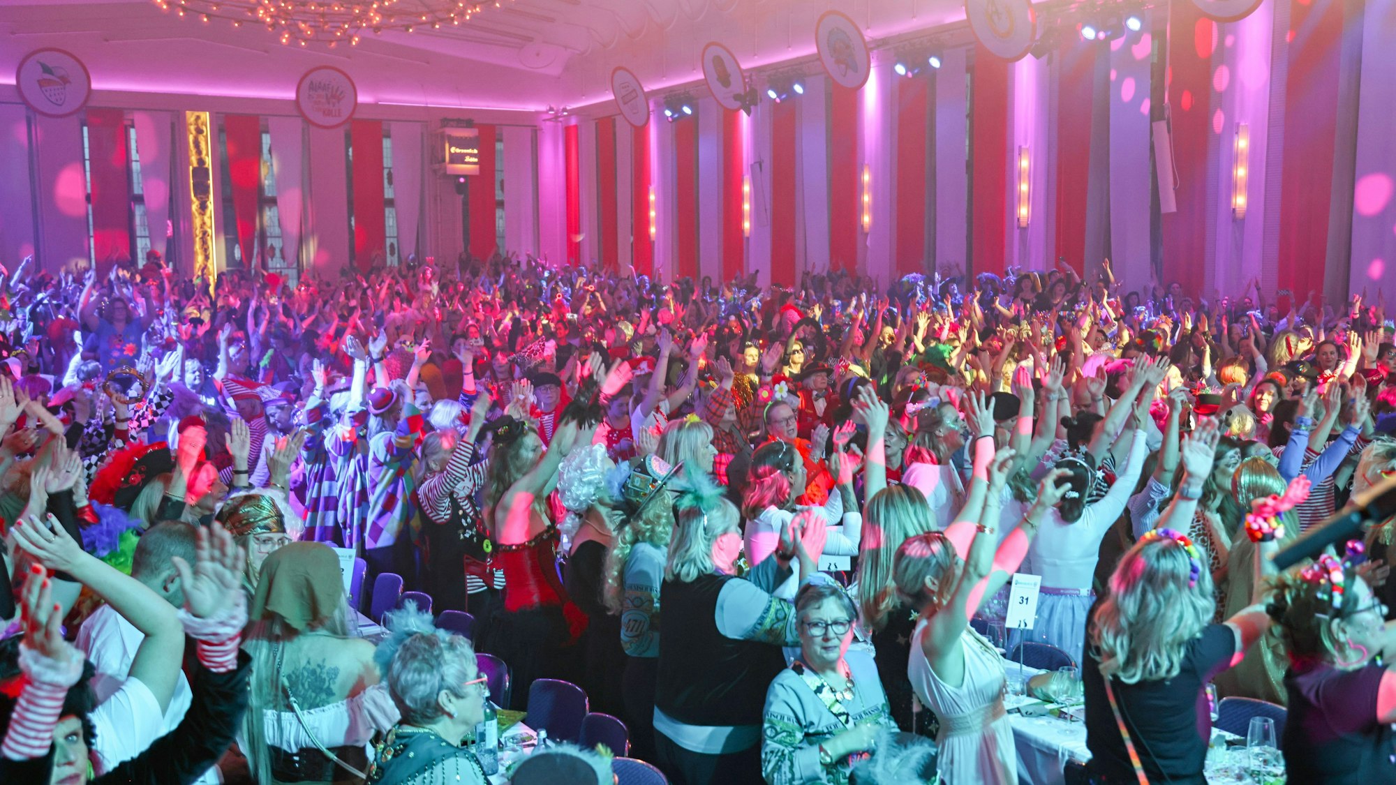 Blick in den Gürzenich bei der Mädchensitzung der Altstädter.