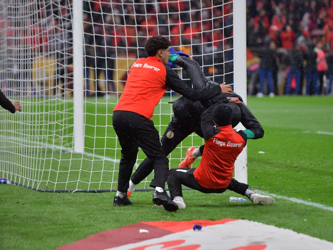 Senegal-Torwart Yehvann Diouf ringt mit Balljungen.